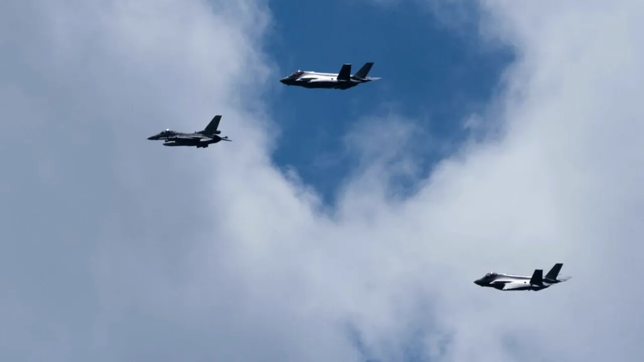 Polonia închide temporar două aeroporturi și își activează apărarea aeriană din cauza atacurilor Rusiei asupra Ucrainei