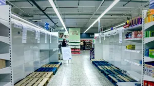 Supermarketuri luate cu asalt într-o regiune din Italia, plină de români: Făina, laptele și ouăle dispar de pe rafturi