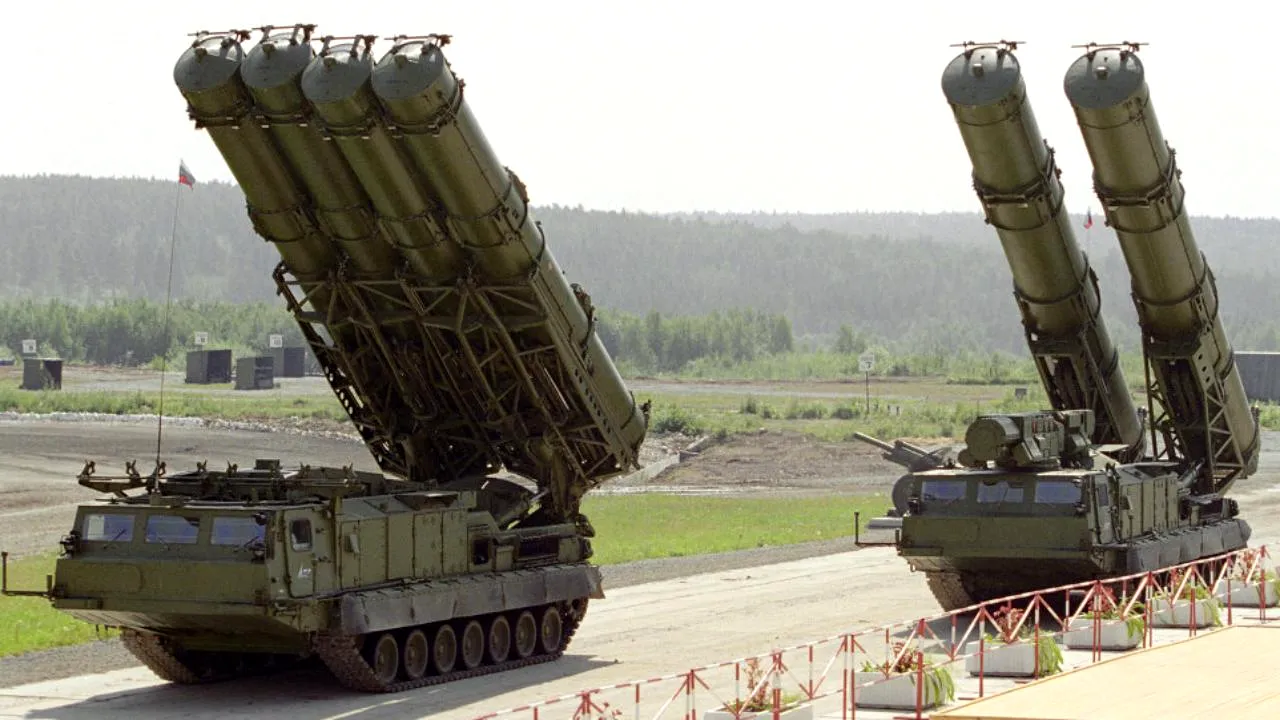 Cum funcţionează sistemul de rachete donat de Slovacia pentru Ucraina. S-300, capabil să urmărească până la 100 de ţinte simultan