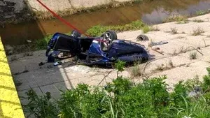 FOTO Plonjon mortal, cu maşina, într-un canal din Olt