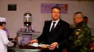 Iohannis a vizitat Batalionul 33 Vânători de Munte Posada şi a mâncat la popotă alături de militari - VIDEO