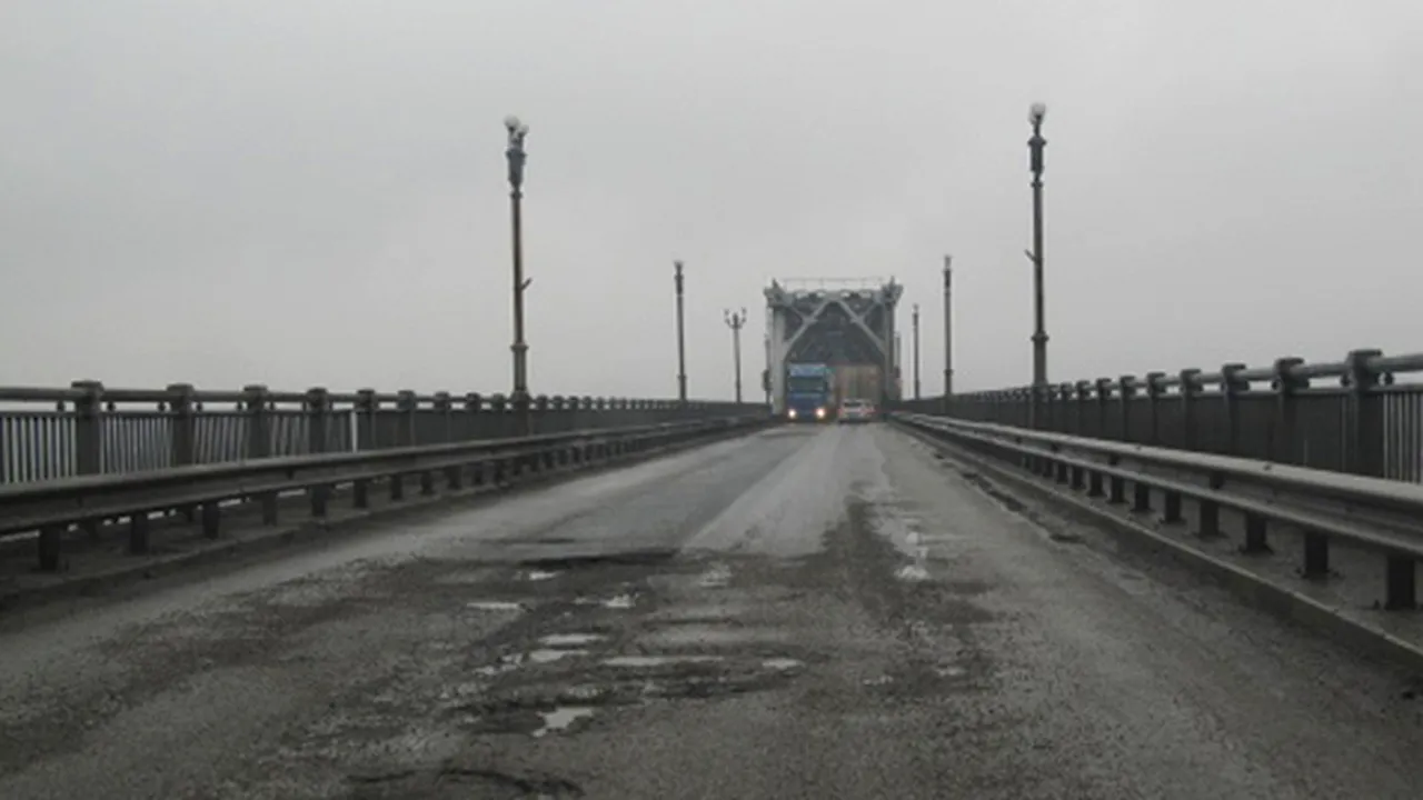Circulaţia TIR-urilor şi a camioanelor de peste 10 tone pe podul Giurgiu - Ruse, întreruptă