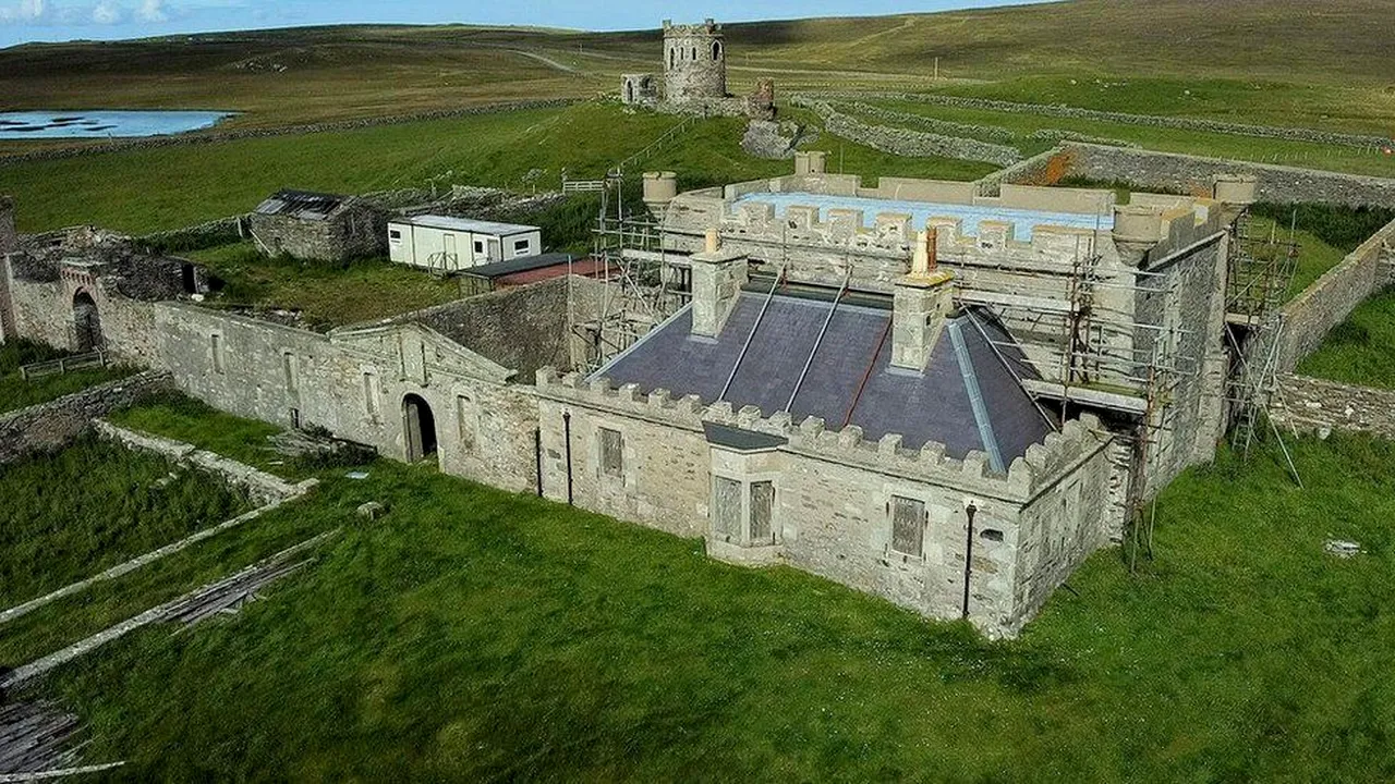 Un castel aflat pe o insulă din Scoţia a fost scos la vânzare pentru 30.000 de lire sterline