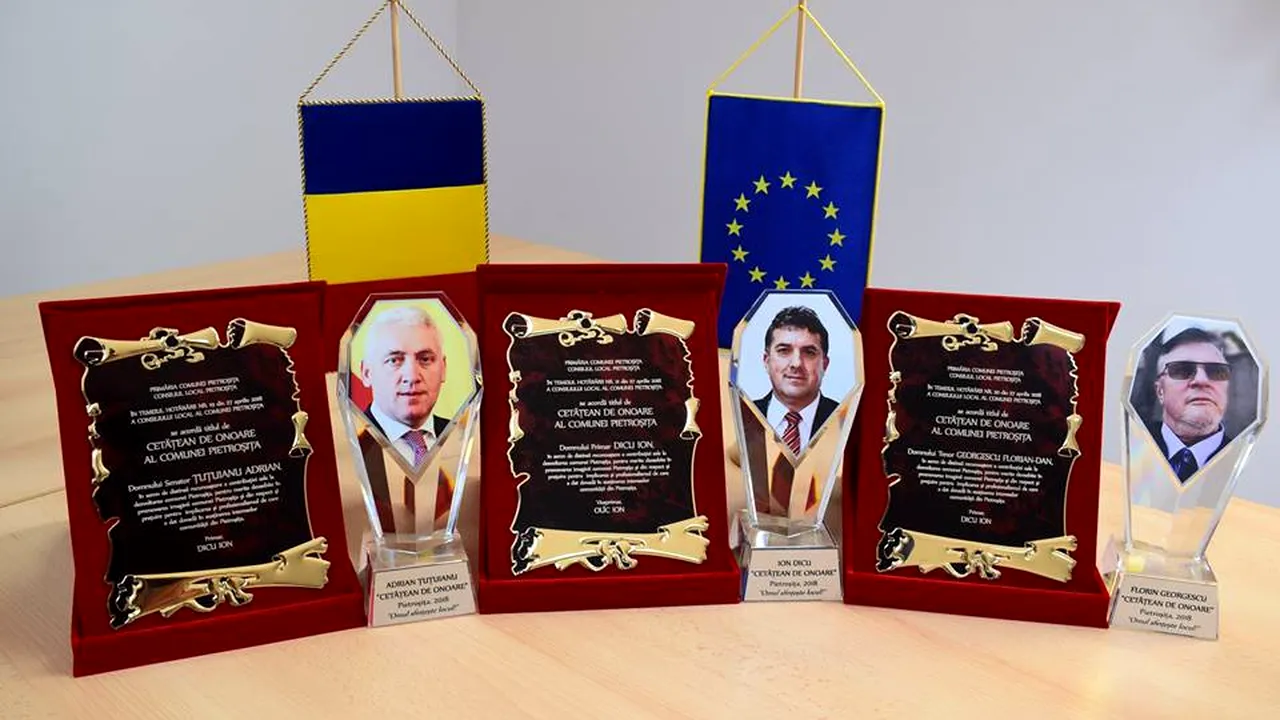 Primarul unei comune din Dâmboviţa s-a făcut singur cetăţean de onoare în localitatea pe care o conduce. Edilul s-a arătat foarte emoţionat la primirea distincţiei: Sunt copleşit