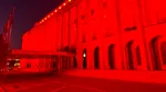 Palatul Victoria, iluminat în roșu, culoarea simbol a celor afectați de boala Duchenne