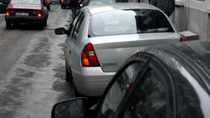 Maşinile staţionate ilegal în sectorul 2, ridicate începând de luni