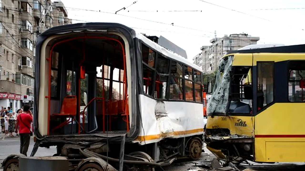 ACCIDENT cu două tramvaie în cartierul Rahova. 18 oameni au fost răniţi - FOTO
