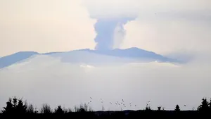 Un vulcan activ din Kamceatka proiectează cenuşă la o înălţime de 4.000 de metri