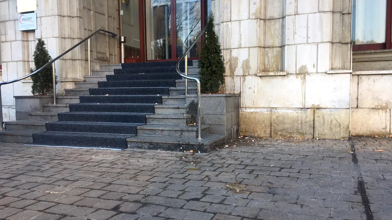 Câţiva protestatari, printre care şi „Ceauşescu”, au aruncat luni dimineaţă cu ouă în sediul Ministerului Justiţiei/ Ce amendă au primit | FOTO