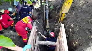 Intervenţie dificilă pentru salvarea unui bărbat prins sub un mal de pământ la 3 metri adâncime