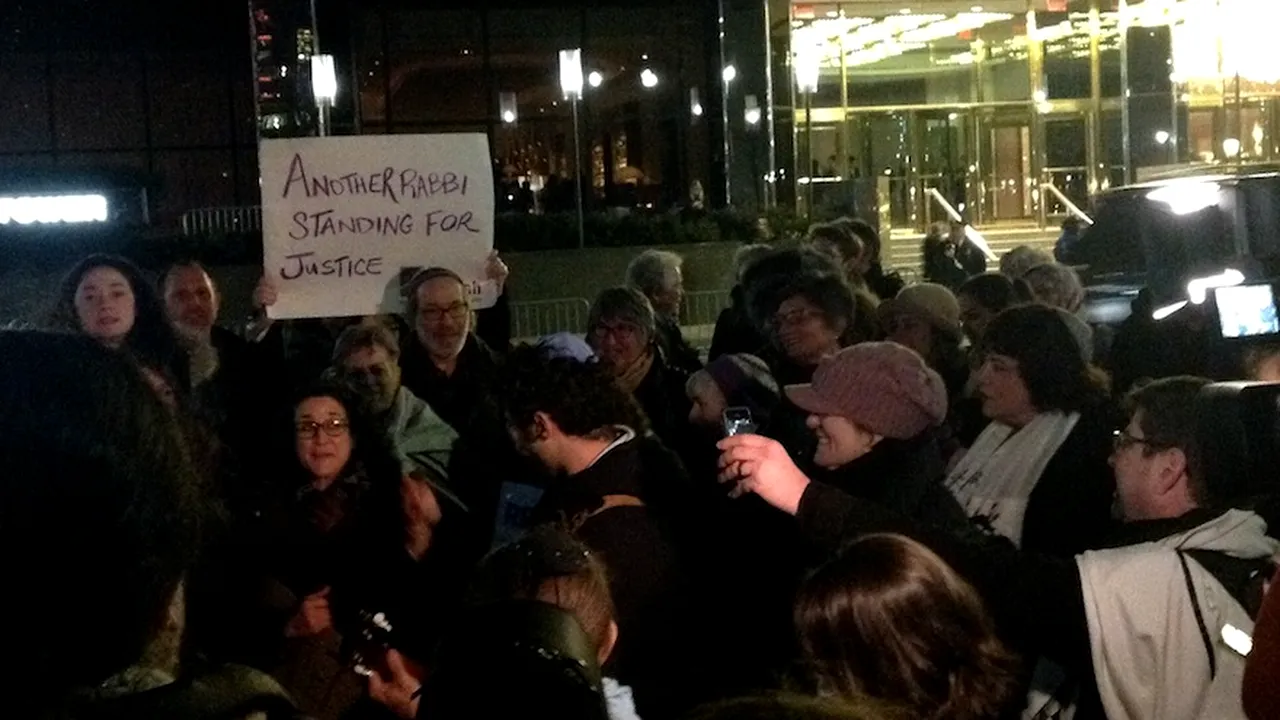 Aproximativ 20 de rabini, arestaţi în timpul unui protest faţă de decretul antiimigraţie al lui Trump
