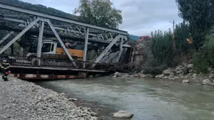 Pod de fier deteriorat în comuna Asău, județul Bacău. Traficul este dirijat de polițiști