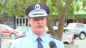 IMAGINEA ZILEI Un poliţist a oprit o conferinţă de presă pentru a ARESTA un individ băut care l-a înjurat 