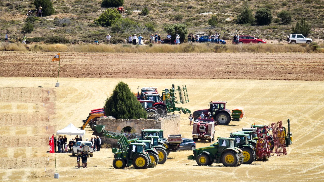 (Galerie Foto/VIDEO) Partida de şah cu tractoare din anul 2022 