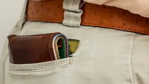 Guvernul anunţă că are două scenarii pentru creşterea salariului minim brut pe ţară