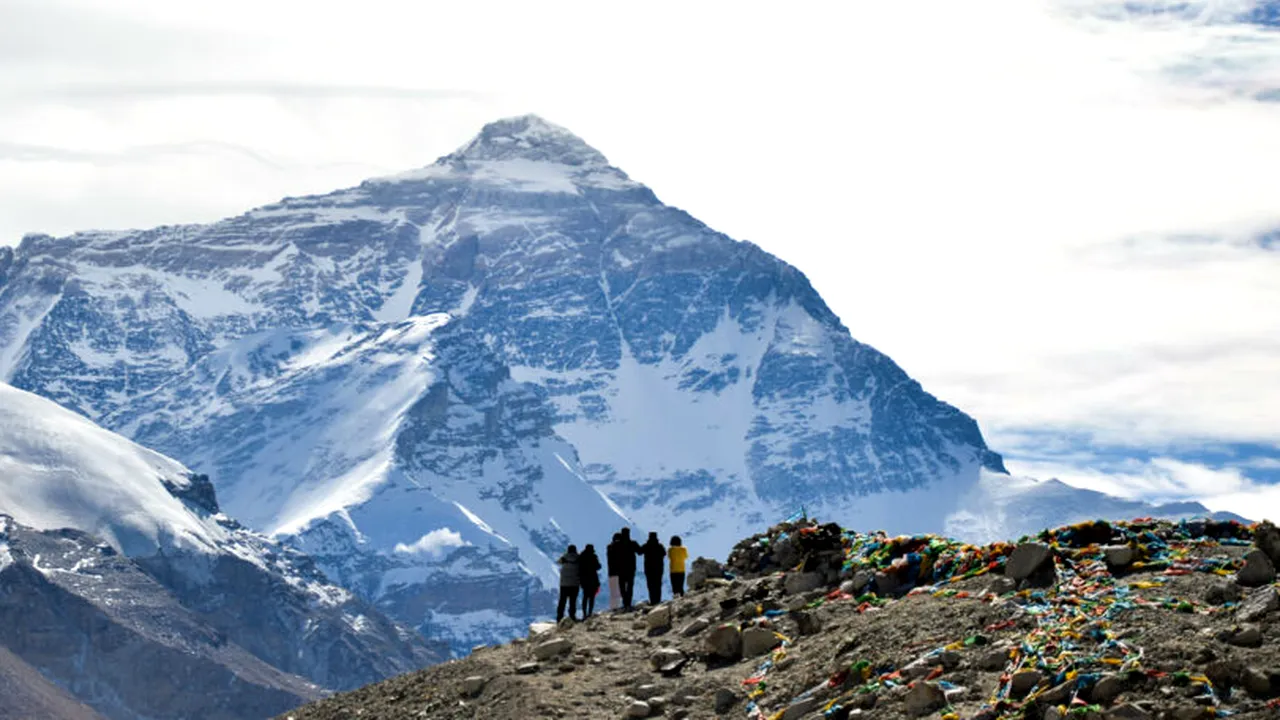 Record pe Vârful Everest. 274 de alpiniști au ajuns pe cel mai înalt munte într-o singură zi