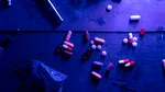 Droguri vândute prin „dead drop” și aplicații criptate de mesagerie. «Farmacie» de substanțe interzise destructurată de DIICOT