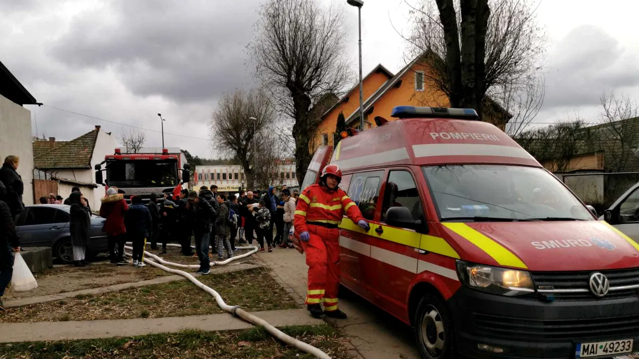 Incendiu violent într-un bloc din Târgu-Mureş. Zeci de locatari evacuaţi şi o persoană rănită. FOTO