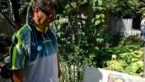 A dat creionul de tensiune pe o pensulă: Un electrician din Galaţi pictează case şi garduri. Povestea bărbatului care realizează desene 3D pe asfaltul capitalelor europene