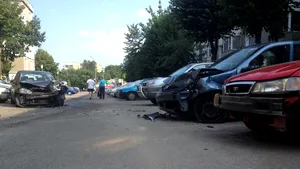 Argeş: Un tânăr de 19 ani a fost reţinut după ce a lovit cu maşina cinci autoturisme - FOTO/VIDEO
