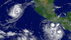 Uraganul Norbert a scăzut în intensitate, dar vestul Mexicului rămâne în stare de alertă