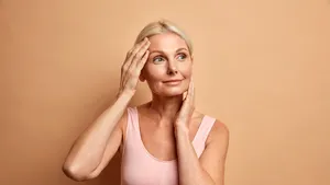 De ce să mănânci mai puțin după 50 de ani e o greșeală, potrivit unei farmaciste specializate în îngrijirea pielii