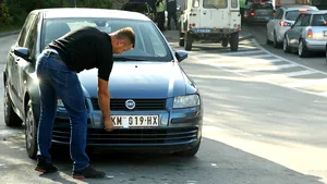 Plăcuţele de înmatriculare au devenit motiv de dispută între Serbia şi Kosovo. Uniunea Europeană atrage atenţia asupra escaladării tensiunilor
