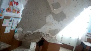 Tavanul unei şcoli recent renovate s-a prăbuşit peste băncile elevilor. Profesor: „Dacă omorau nişte copii?”