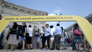 ”Stăm la coadă pentru Democraţie, la CCR”: Zeci de persoane le cer judecătorilor Curţii Constituţionale respingerea modificării codurilor penale | FOTO 