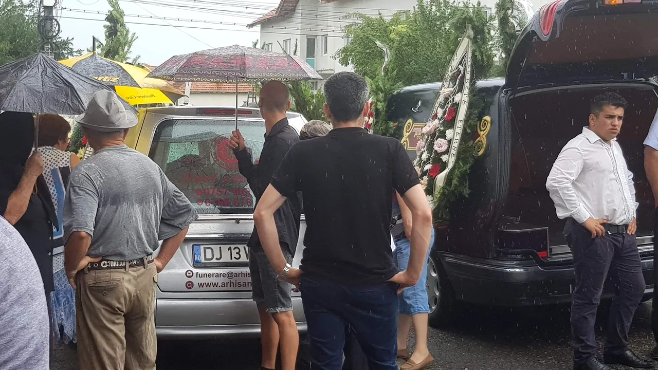 Poliţista din Băleşti, mama ei şi copilul au fost înmormântaţi împreună în acelaşi cavou