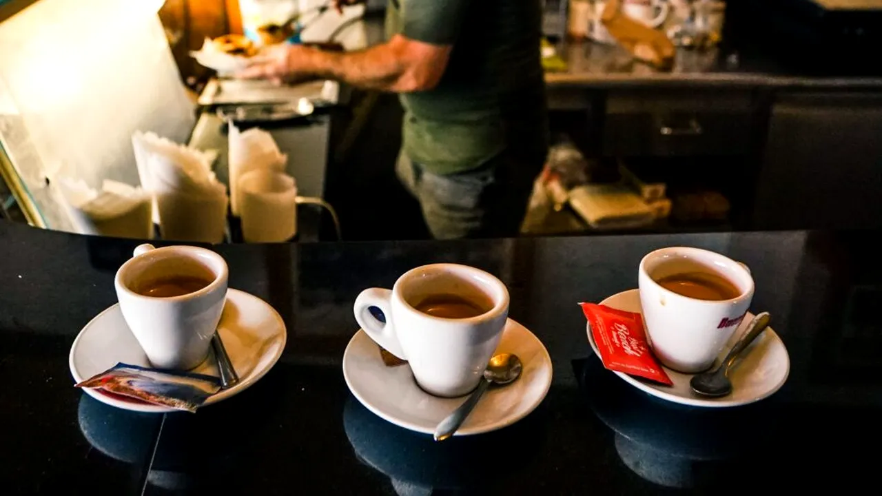 De ce italienii beau cafeaua atât de repede. Povestea espresso-ului băut „dintr-o înghițitură”