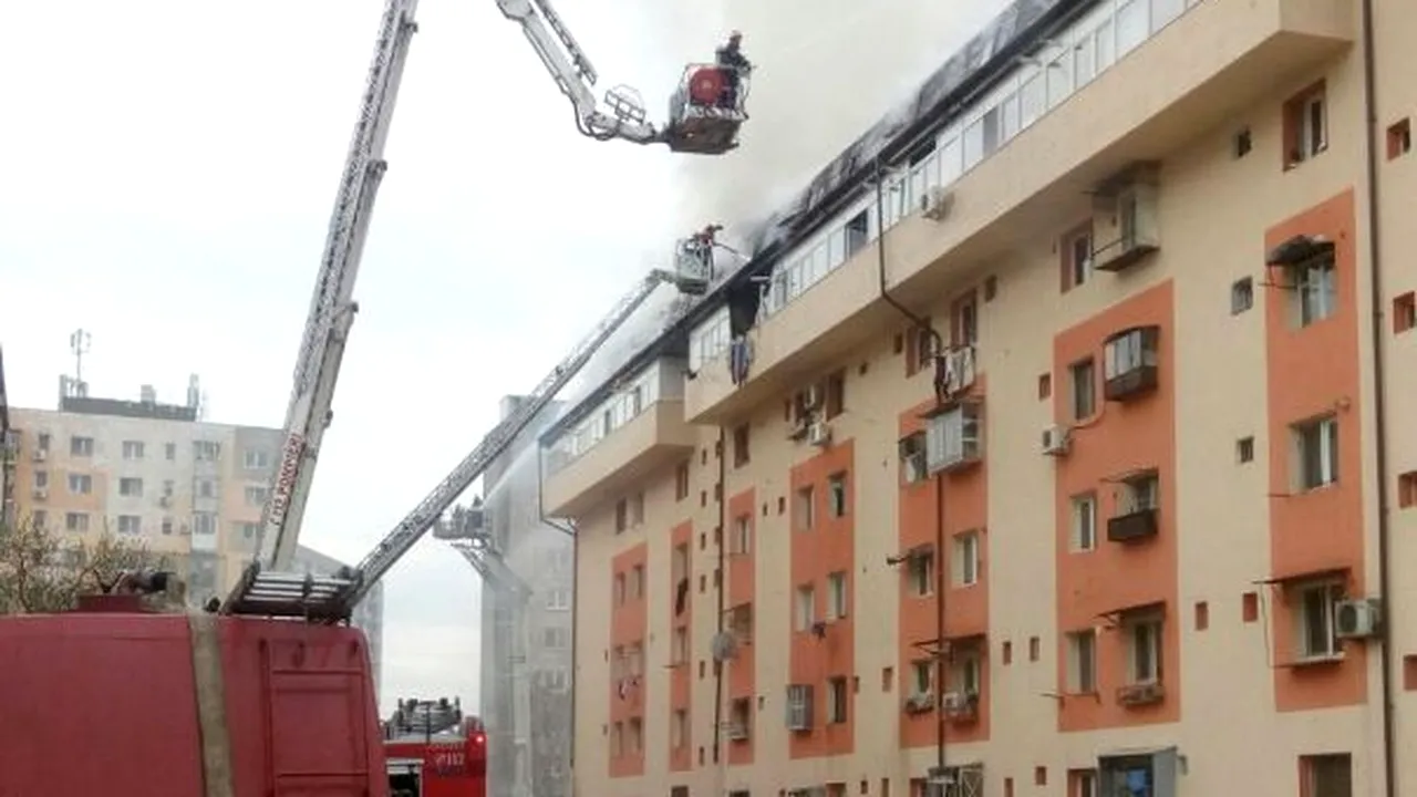 Incendiul din Titan: Primăria Sectorului 3 îi cazează în centrele sociale pe evacuaţii din blocul care a ars