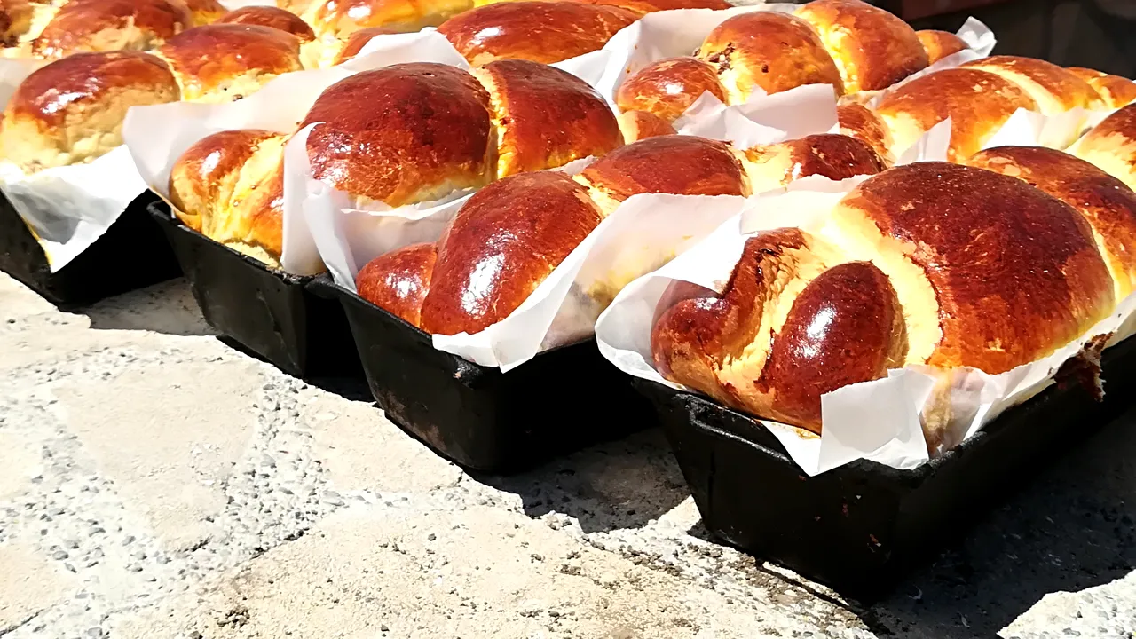 GALERIE FOTO Un cuptor a fost construit în centrul unui sat din Iaşi, unde toată lumea coace pâine şi cozonaci