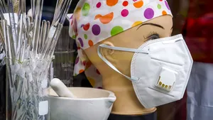 Expert în SARS: Masca reduce transmiterea coronavirusului cu până la 75%. STUDIU: Purtarea măştii anulează nevoia de carantină totală