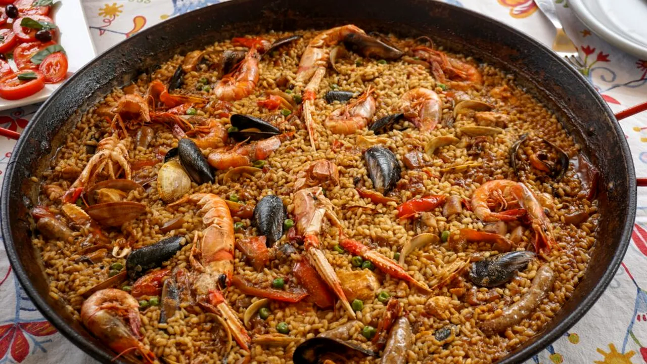 Cum a apărut paella și de ce valencienii sunt furioși când o văd cu mazăre