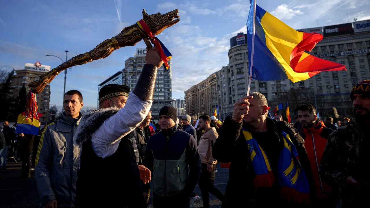 Protest în Capitală: Un bărbat asupra căruia a fost găsită o sumă mare bani, dus la poliţie