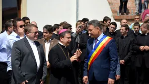 VIDEO, GALERIE FOTO | INCIDENT la schimbul de Gardă la Alba Iulia, la care a asistat şi Nunţiul Apostolic al Vaticanului. Pulberea salvelor de tun a incendiat vegetaţia de pe zidurile cetăţii