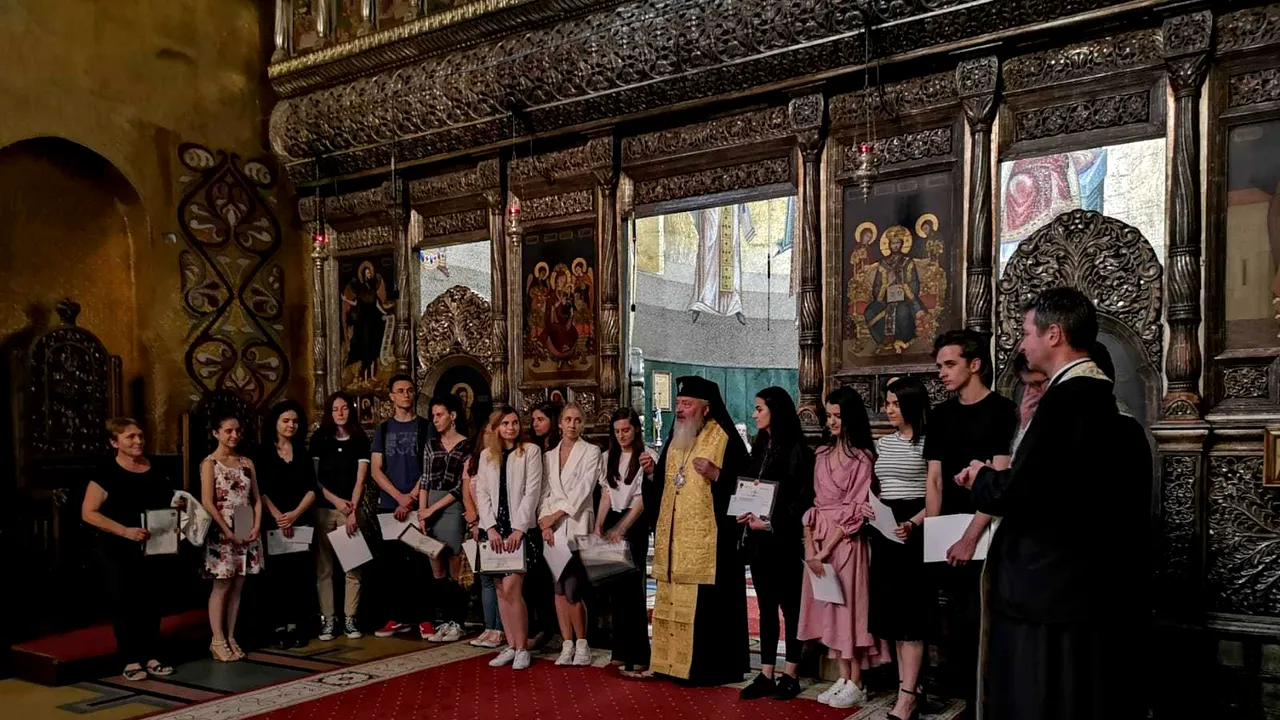 17 tineri cu media 10 la bacalaureat, premiaţi cu câte 1.000 de lei de mitropolitul Andrei Andreicuţ