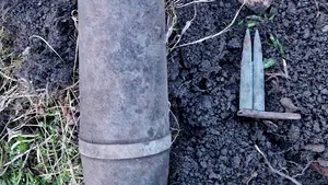 Un bărbat a găsit un proiectil şi două cartuşe neexplodate, în timp ce săpa prin curte