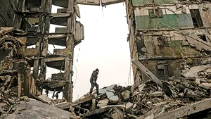 Oficialii ucraineni raportează bombardamente intense în estul ţării