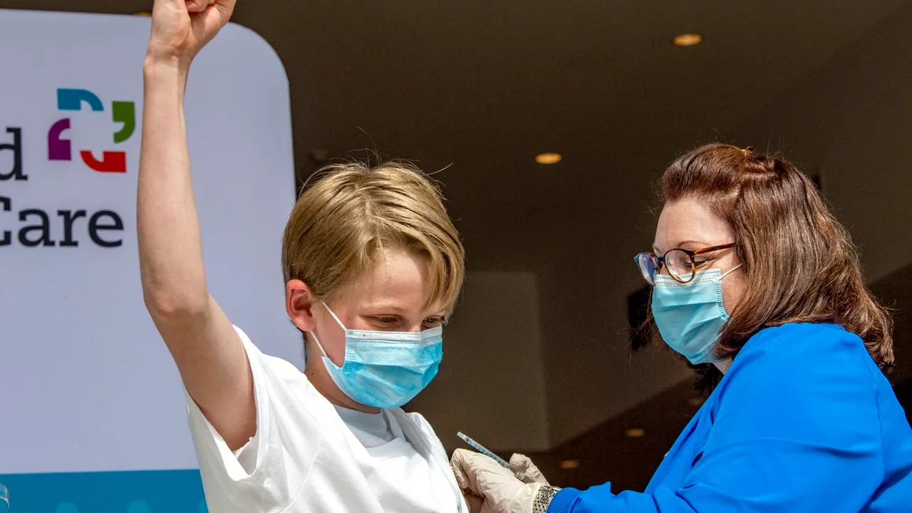 Vaccinarea gratuită anti-HPV, extinsă la băieţi şi fete de peste 14 ani. Eradicarea virusului este posibilă?