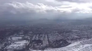 VIDEO | Ninsori rare, cele mai puternice din ultimii 10 ani, au căzut peste Santiago. O persoană şi-a pierdut viaţa, iar alte două au fost rănite, în capitala statului Chile