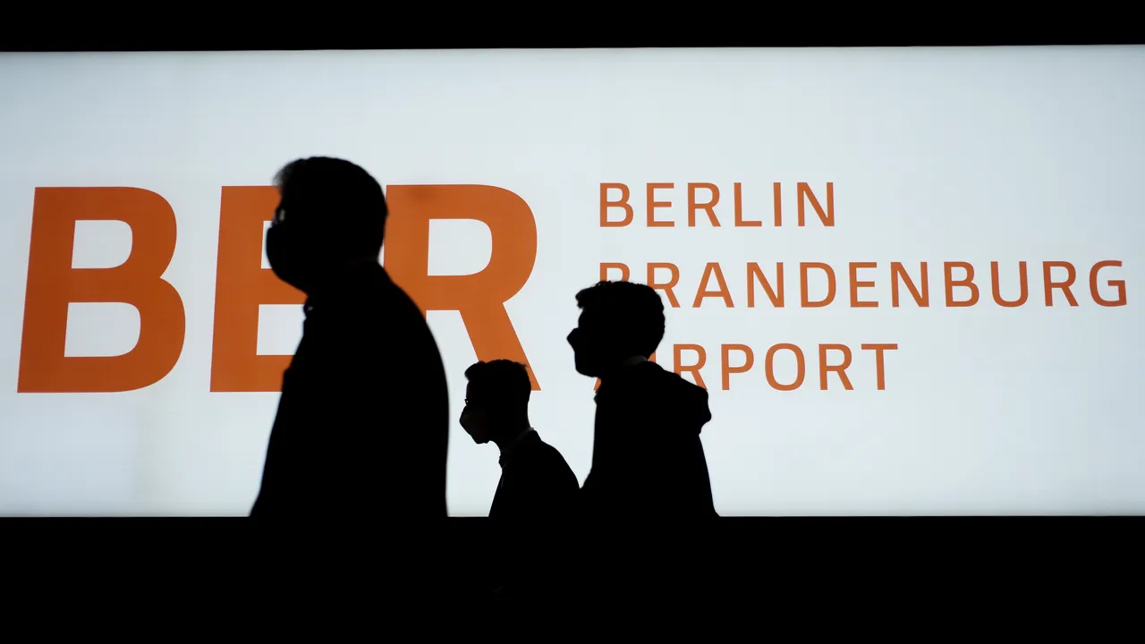 Berlin a inaugurat noul aeroport Brandenburg după o aşteptare de nouă ani. Activiştii pentru mediu au găsit o metodă inedită de a protesta