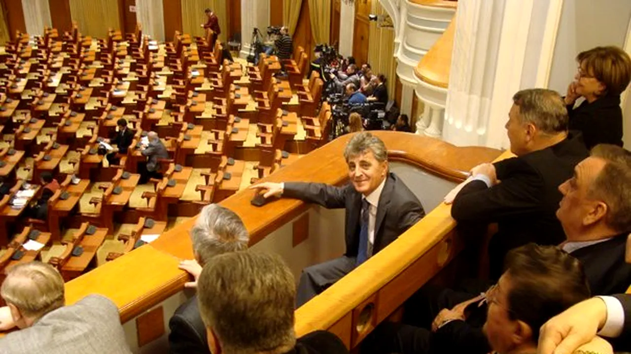 Scandal în plenul Camerei între putere şi opoziţie, plecând de la vociferările deputaţilor PSD de la balcoane. PDL: Nu suntem pe stadion