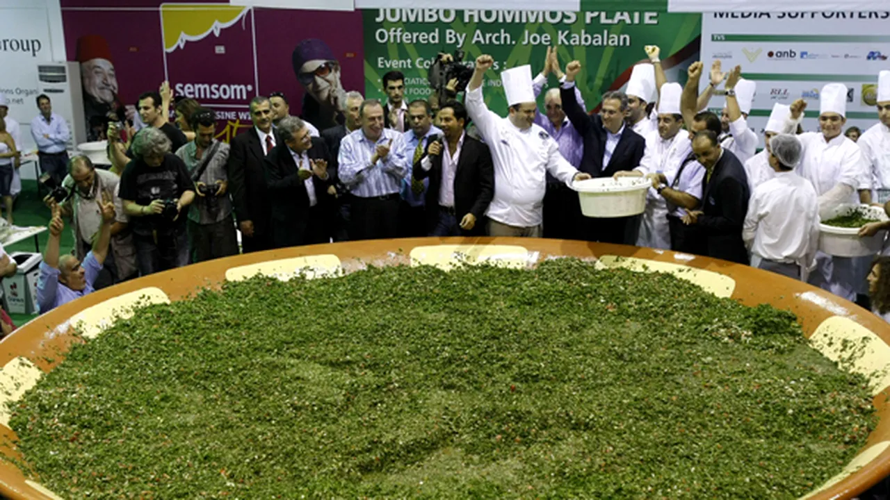 Record Guinness: Cea mai mare salată taboulé din lume, pregătită în Liban