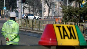 Monopolul Fly Taxi s-a terminat, 13 firme de taxi şi 57 de PFA vor transporta clienţii Aeroportului Otopeni