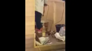 Imagini uluitoare: Cum pregăteşte un comerciant aluatul pentru plăcinte, la Târgul de Crăciun din Baia Mare. VIDEO