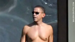 Fotografii cu Barack Obama în slip au făcut furori pe internet (Galerie Foto)