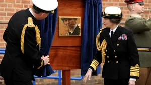 Marina regală britanică schimbă toate uniformele feminine din cauza a doi nasturi. Unde i-a plasat