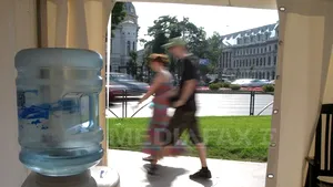 Zeci de corturi anticaniculă şi puncte de prim ajutor, în parcuri, pieţe şi intersecţii din Capitală